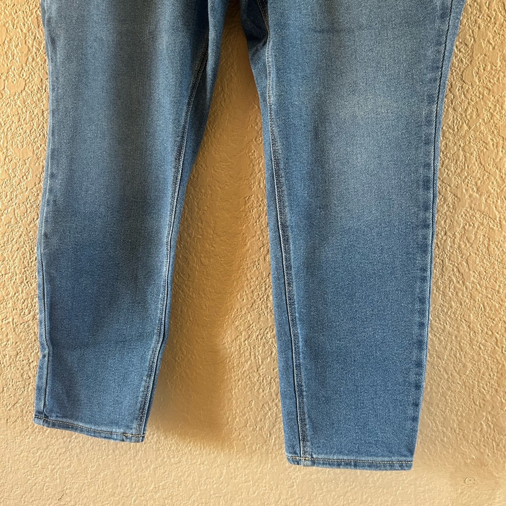 Old Navy Rockstar Super Skinny Jeans - Picture 2 of 9